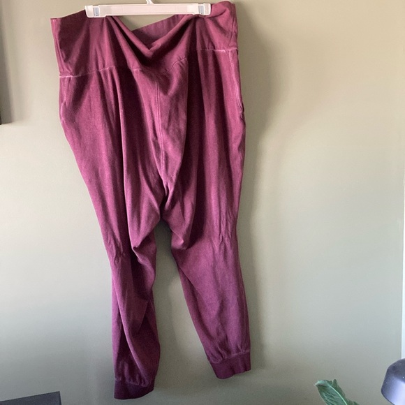 Old Navy Maternity Burgundy Joggers with Soft Stretch Fabric 2 avail same colour - Picture 6 of 11